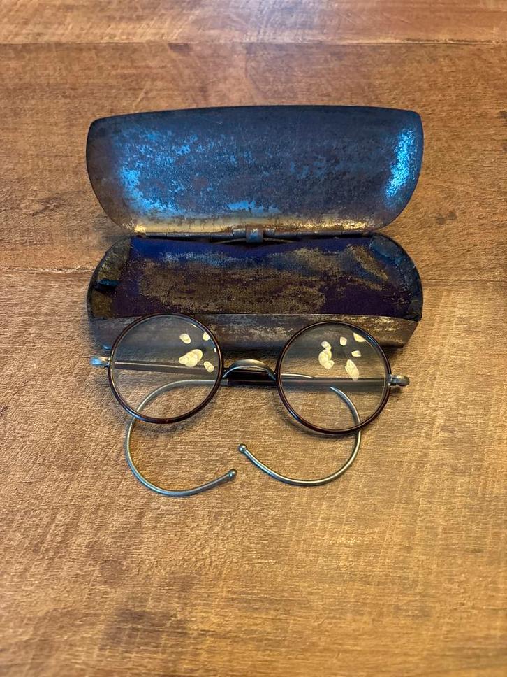 Twee Antieke Ziekenfonds Brillen met Koker, Antiek en Kunst, Antiek | Kleding en Accessoires, Dames, Ophalen of Verzenden