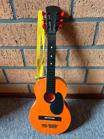 Gitaar, die echt muziek maakt beschikbaar voor biedingen