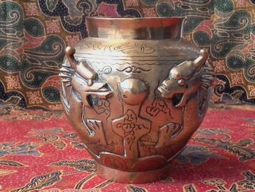 Mooie zware antieke Chinese drakenvaas van brons 13,7 cm. beschikbaar voor biedingen