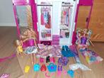 Barbie Kast met Poppen en Accessoires, Ophalen, Gebruikt