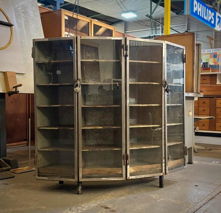 Vintage metalen vitrinekast, Huis en Inrichting, Kasten | Vitrinekasten, Gebruikt, 100 tot 150 cm, 100 tot 150 cm, 25 tot 50 cm