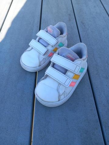 K227 Witte sneakers Adidas maat 20 beschikbaar voor biedingen