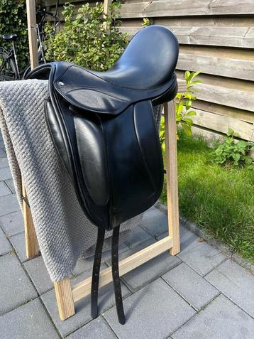Prachtig Frank Baines Soprano dressuurzadel zwart 17 inch beschikbaar voor biedingen