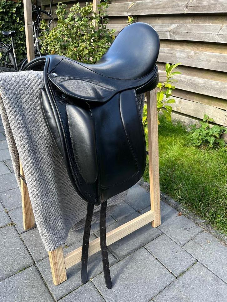 Prachtig Frank Baines Soprano dressuurzadel zwart 17 inch, Dieren en Toebehoren, Paarden en Pony's | Zadels, Gebruikt, Dressuur