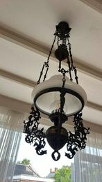 Antieke Hanglamp met Melkglazen Kap en Sierlijke Details, Ophalen of Verzenden