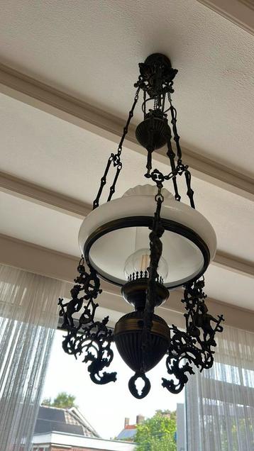 Antieke Hanglamp met Melkglazen Kap en Sierlijke Details beschikbaar voor biedingen