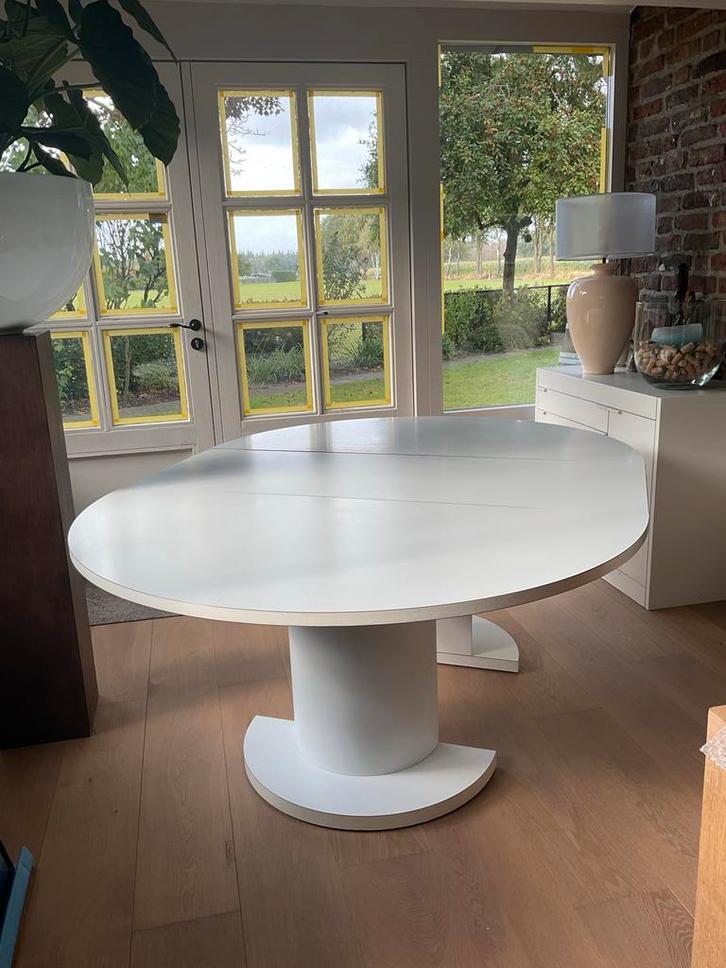 Uitschuifbare witte eettafel (rond/ovaal), Huis en Inrichting, Tafels | Eettafels, Zo goed als nieuw, 100 tot 150 cm, Vier personen
