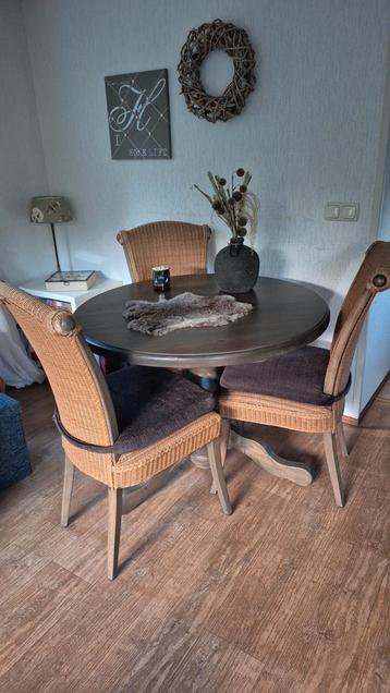Mooie set van tafel en stoelen echt grenenhout beschikbaar voor biedingen
