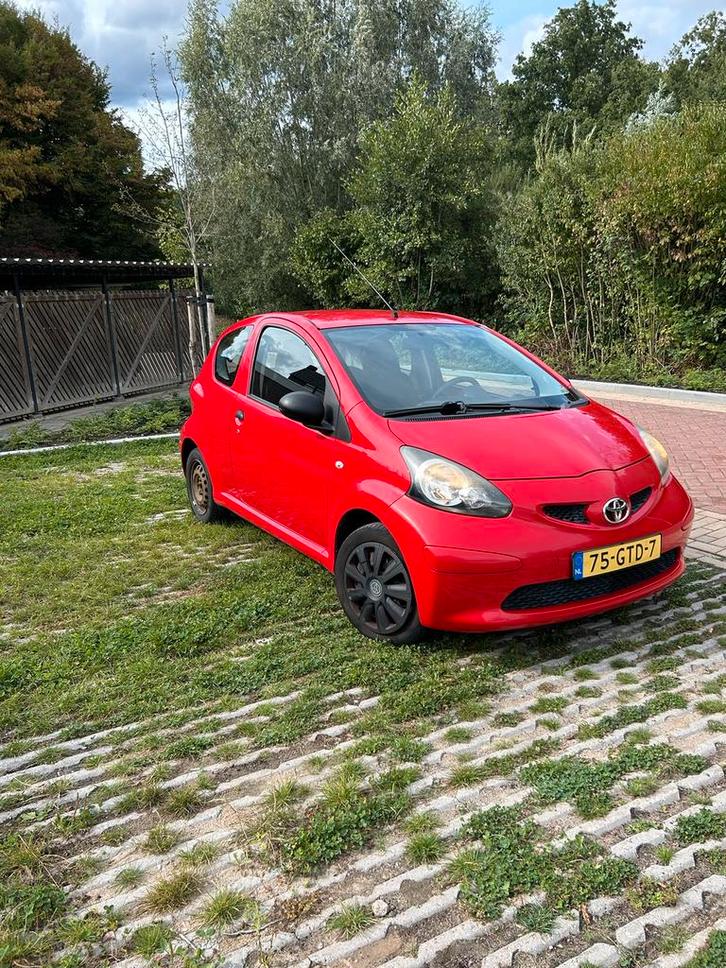 Toyota Aygo 1.0 VVT-i – Rood – 2008 – 216.733 km, Auto's, Toyota, Particulier, Aygo, Benzine, A, Hatchback, Handgeschakeld, Origineel Nederlands