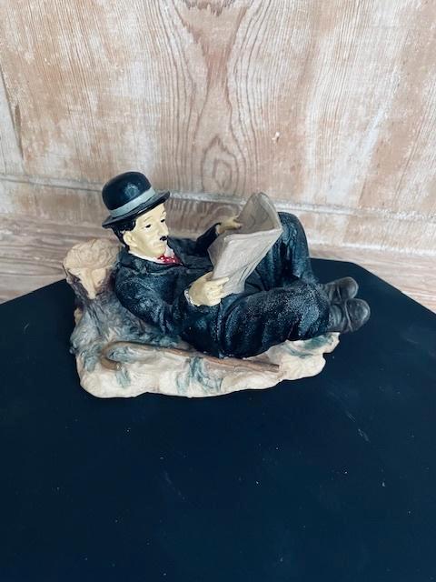 Vintage beeldje. Liggende en lezende Charlie Chaplin., Verzamelen, Beelden en Beeldjes, Zo goed als nieuw, Mens, Ophalen