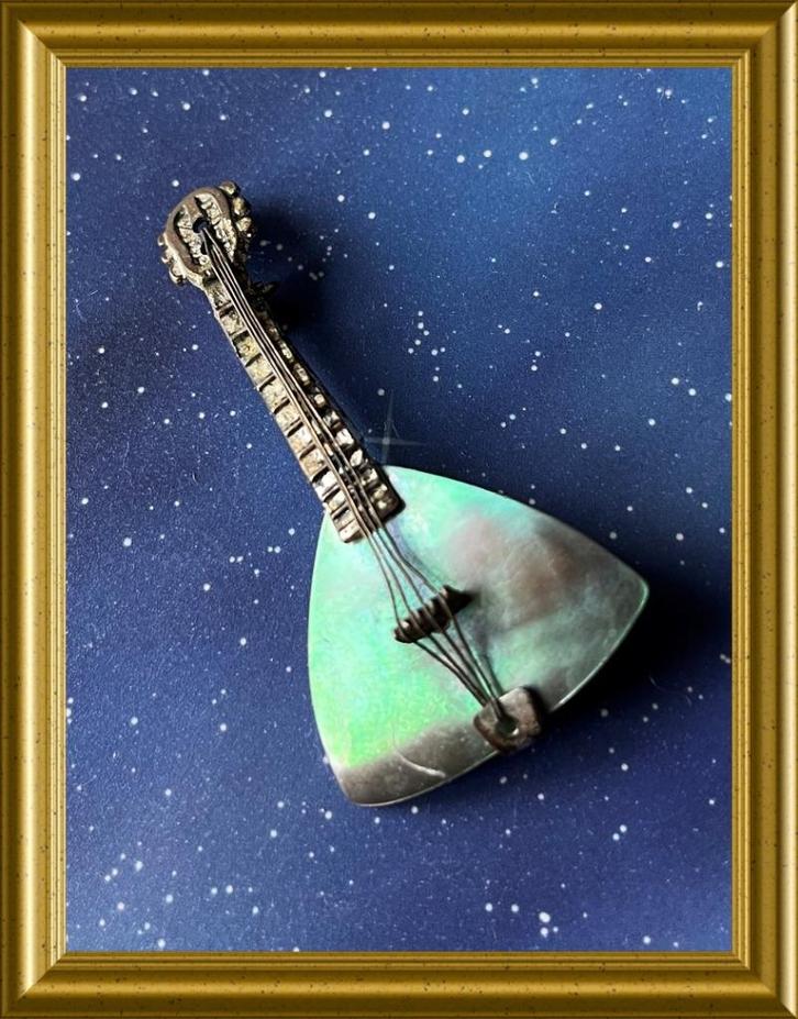 Oude broche met parelmoer: muziekinstrument, mandoline, Sieraden, Tassen en Uiterlijk, Antieke sieraden, Broche, Overige materialen