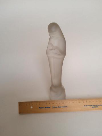 Glazen Madonnabeeldje beschikbaar voor biedingen