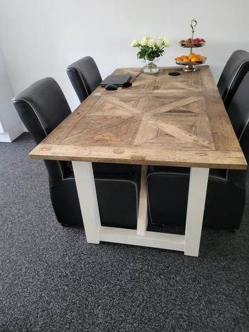 Eettafel plus 4 leren stoelen 