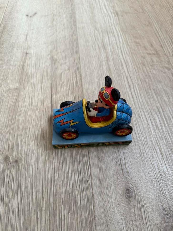 Disney Traditions Mickey Mouse Auto Racer Beeldje, Verzamelen, Speelgoed, Zo goed als nieuw, Ophalen of Verzenden