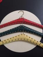 8 VINTAGE kledinghangers  skai met studs, Verzamelen, Retro, Ophalen of Verzenden, Huis en Inrichting