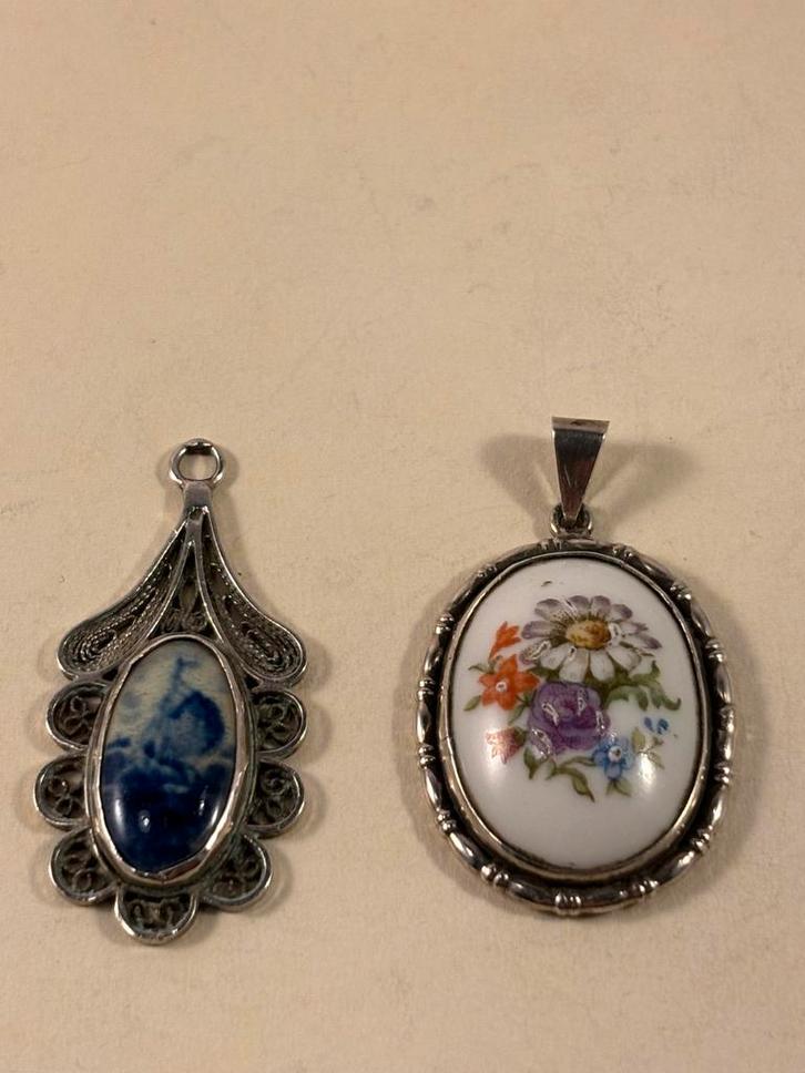 Zilveren hangers met porseleinen afbeelding, 2 stuks, Antiek en Kunst, Antiek | Goud en Zilver, Zilver, Ophalen of Verzenden