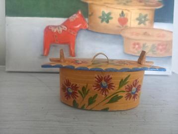 ZWEEDS rijk versierd spanen doosje met spreuk.  (huisvlijt) beschikbaar voor biedingen