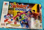 Twister Moves - MB Spellen, Hobby en Vrije tijd, Gezelschapsspellen | Bordspellen, Een of twee spelers, Ophalen of Verzenden, Gebruikt