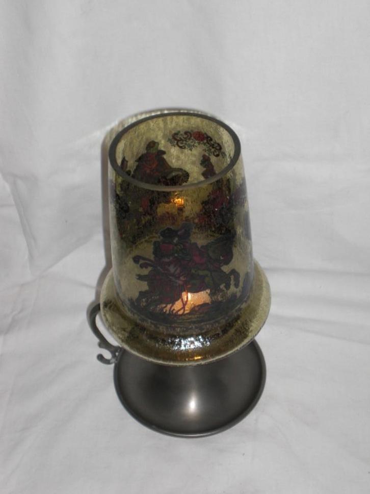 Antieke standaard voor kaars met glazen kap met afbeeldingen, Antiek en Kunst, Antiek | Kandelaars, Glas, Ophalen of Verzenden