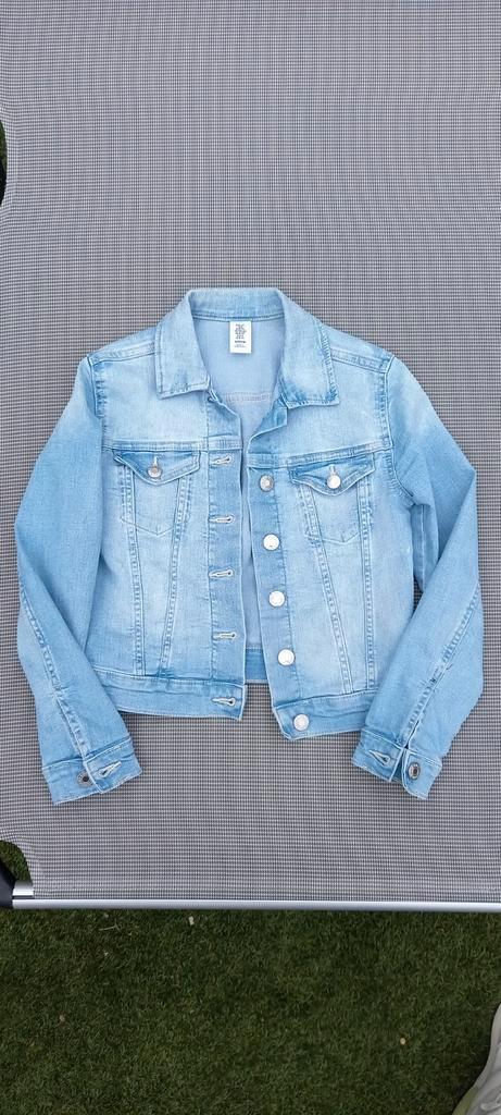 Licht blauw spijkerjasje maat 134 (H&M, &DENIM), Kinderen en Baby's, Kinderkleding | Maat 134, Zo goed als nieuw, Meisje, Jas