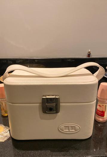 Vintage beauty case of make up doos, wit kunst leer beschikbaar voor biedingen