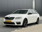 Skoda Octavia Combi 2.0 TSI RS Challenge 220PK 2015 PANO, Auto's, Voorwielaandrijving, 4 cilinders, 1984 cc, Leder en Stof