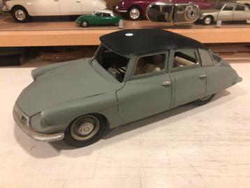 1:12 Citroen DS Snoek Kunstof met metalen bodemplaat beschikbaar voor biedingen
