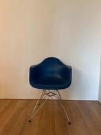 Vitra Eames Plastic Armchair DAR Blue, Huis en Inrichting, Stoelen, Ophalen, Zo goed als nieuw, Wit, Eén