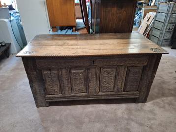 Grote antieke kist 1726 snijwerk gestoken goede staat kast beschikbaar voor biedingen