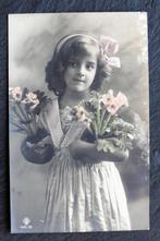 Schattig meisje met primula's en strik in het haar, 1910, Verzenden, Voor 1920, Gelopen, Kinderen