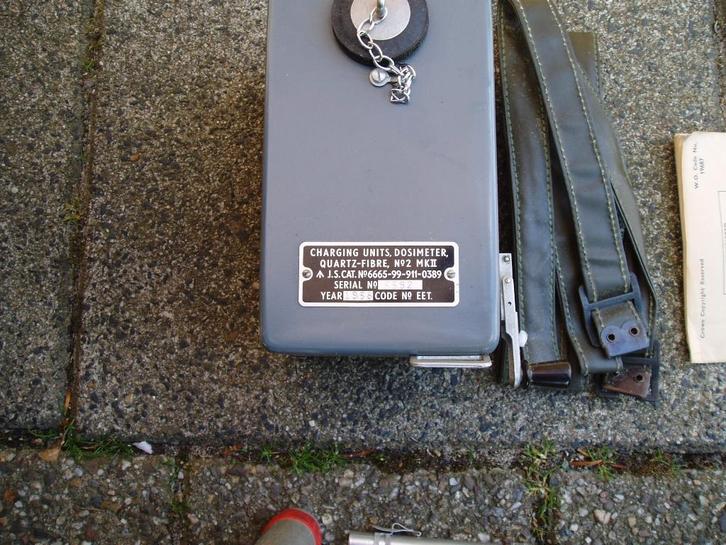Stralingsmeter met uitleesunit bjr. 1958 ex leger en BB, Antiek en Kunst, Antiek | Gereedschap en Instrumenten, Ophalen of Verzenden