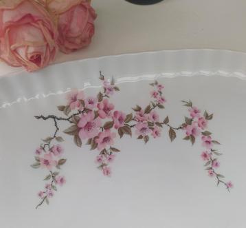 Brocante serveerschaal bloesemtak beschikbaar voor biedingen