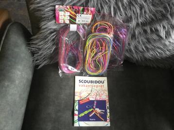 Scoubidou boekje en 4 zakjes Scoubidou touwtjes beschikbaar voor biedingen