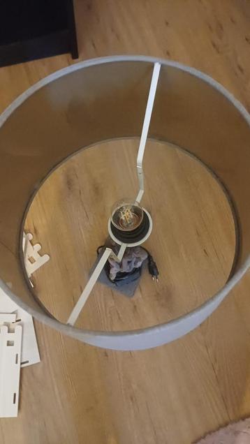 Schitterende lamp met gevlochten houten statief