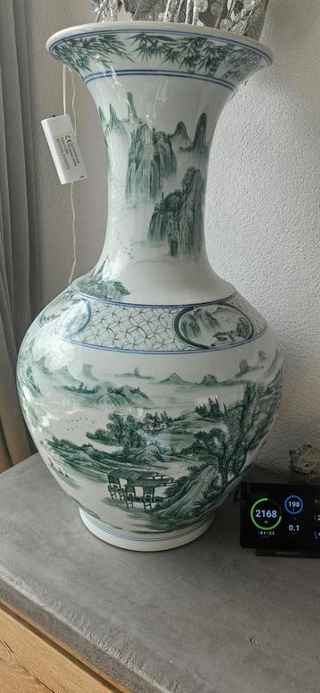 Chinese Vaas met Landschap beschikbaar voor biedingen