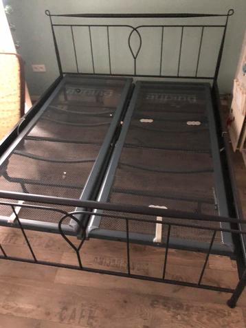 Stalen bed met 2 verstelbare Auping bedbodems beschikbaar voor biedingen