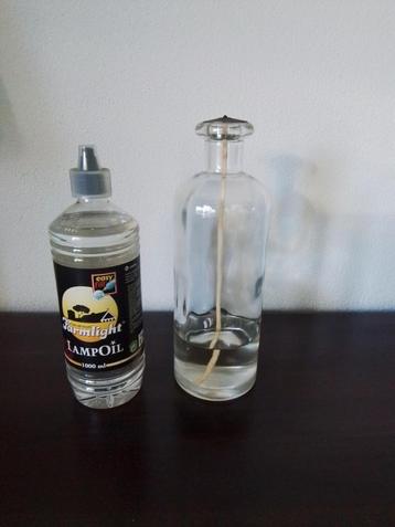 Olielamp met een fles lampenolie  beschikbaar voor biedingen