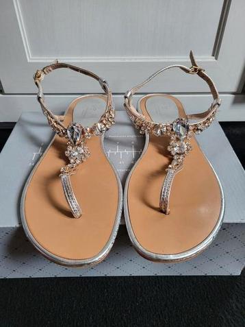 Mooie sandalen met diamantstenen beschikbaar voor biedingen