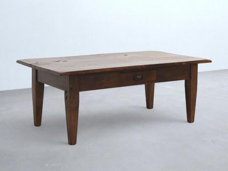 Klassieke massiefhouten salontafel – karakter en ambacht, Huis en Inrichting, Tafels | Salontafels, Zo goed als nieuw, Minder dan 50 cm