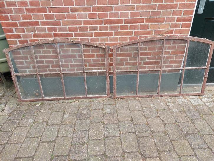 Twee zeer mooie oude grote 8 vaks gietijzeren stalramen., Doe-het-zelf en Verbouw, Glas en Ramen, Gebruikt, Gevelraam of Ruit