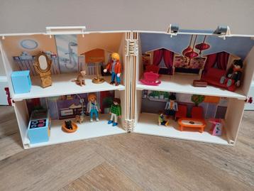 Playmobil poppenhuis met poppetjes meubels en dieren beschikbaar voor biedingen