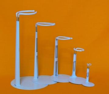 Poppen standaards voor poppen van 15 - 60 cm.  beschikbaar voor biedingen