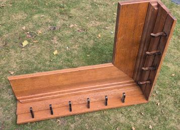 Oude eiken hoek kapstok beschikbaar voor biedingen