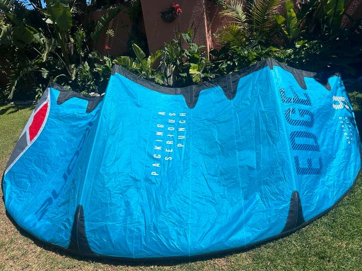 Ozone edge V11  8m en 9m + v5 contact Bar 50 cm 23m lines, Watersport en Boten, Kitesurfen, Zo goed als nieuw, 9 m², Geen board