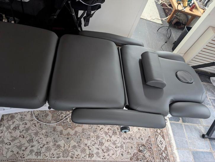 Elektrische massagetafel met verwarming, Sport en Fitness, Massageproducten, Zo goed als nieuw, Massagetafel, Ophalen
