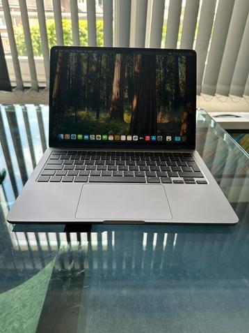 MB Air M3 2024 16GB Ram 512GB SSD 10-Core GPU 7 Laadcycli beschikbaar voor biedingen