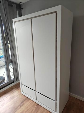 Kleding kast  beschikbaar voor biedingen