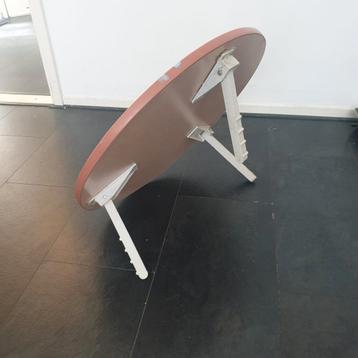 Rond tafelblad met inklapbare poten beschikbaar voor biedingen