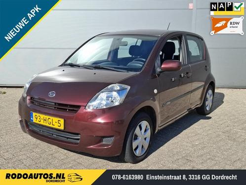 Daihatsu Sirion 2 1.0-12V Premium 5-Drs Airco Nw APK, Auto's, Daihatsu, Bedrijf, Sirion, ABS, Airbags, Airconditioning, Elektrische buitenspiegels