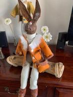 Paashaas in een oranje wit leer pak decoratie etalage pasen, Diversen, Ophalen of Verzenden, Nieuw